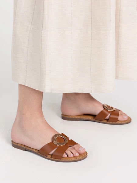 Klapki płaskie damskie ze skórzanymi paskami i złotą klamrą Camel