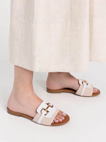 Klapki eleganckie z ozdobną klamrą w kolorze White