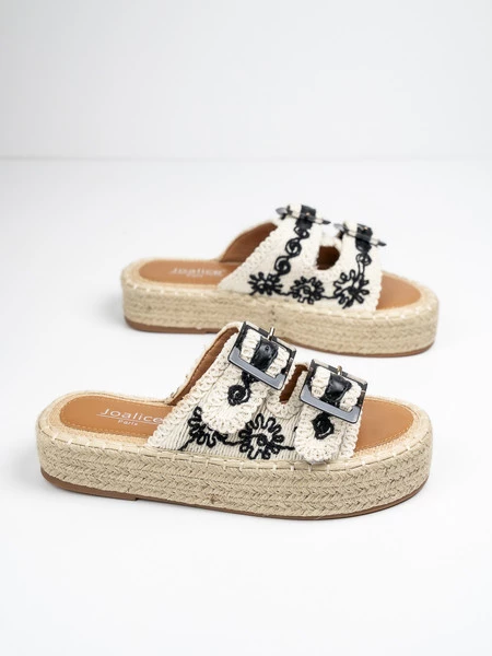 Klapki na koturnie z ozdobnym haftem i klamrami w kolorze Black