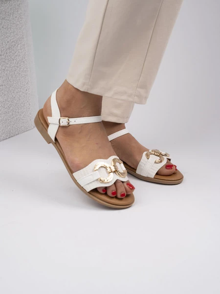 Sandały płaskie z ozdobną klamrą skórzane White