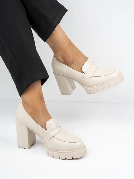 Mokasyny na obcasie z masywną podeszwą w kolorze Beige