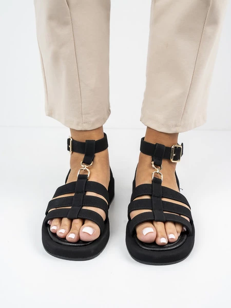 Sandały płaskie damskie z klamrą w kolorze Black