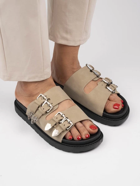 Klapki na koturnie z ozdobnymi klamrami Khaki