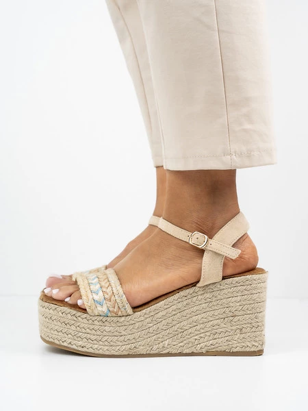Sandały na koturnie z plecionką w kolorze Beige