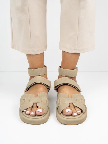 Sandały płaskie z zapięciem na rzep w kolorze Khaki