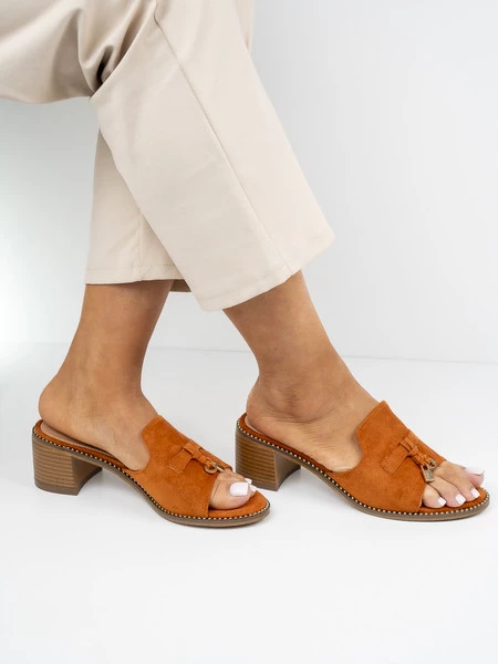 Klapki na obcasie damskie z ozdobnym detalem w kolorze Camel