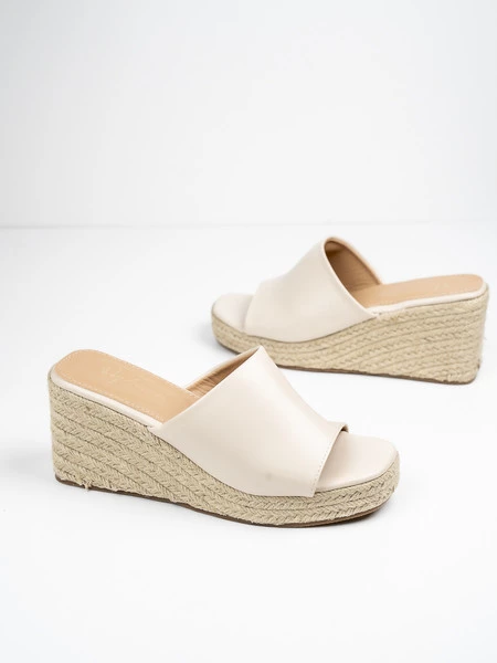 Klapki na koturnie z plecionym detalem w kolorze Beige