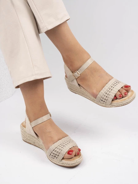 Sandały na koturnie damskie z regulowanym paskiem Beige