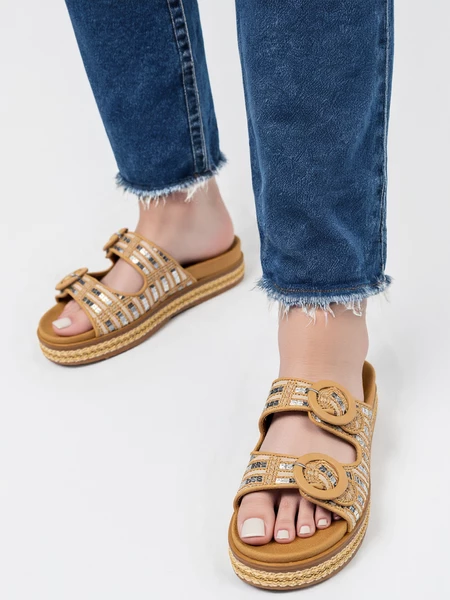 Klapki damskie na koturnie z plecioną cholewką w kolorze Beige