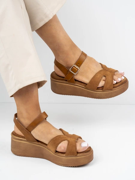 Sandały na koturnie z regulowanym paskiem w kolorze Camel