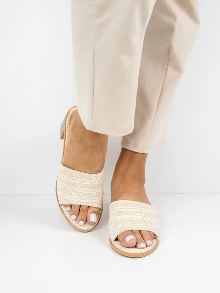 Klapki eleganckie damskie z plecionym paskiem w kolorze Beige
