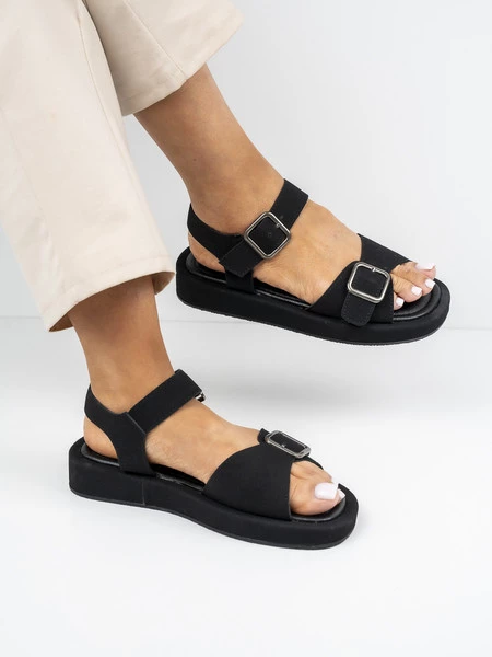 Sandały płaskie z dużymi klamrami w kolorze Black
