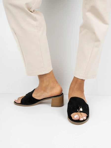 Klapki na obcasie z ozdobnym zapięciem w kolorze Black