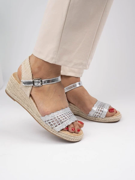 Sandały na koturnie z ażurowym wzorem i plecioną podeszwą Silver