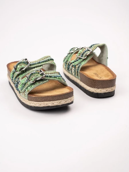 Klapki na koturnie z ozdobnymi klamrami w kolorze Green