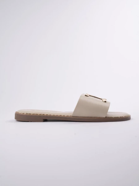 Klapki skórzane damskie z metalicznym zdobieniem Beige