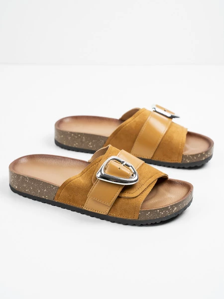 Modne klapki damskie Pepper w kolorze Camel