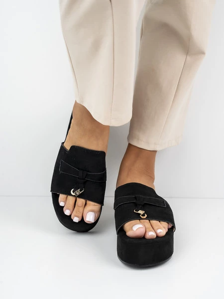 Klapki na koturnie z ozdobną klamrą w kolorze Black