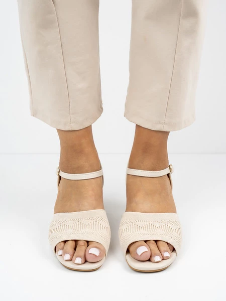 Sandały na obcasie z ażurowym wzorem w kolorze Beige