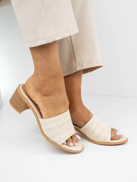 Klapki eleganckie damskie z plecionym paskiem w kolorze Beige