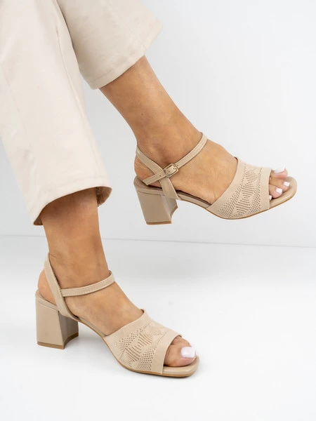 Sandały na obcasie z ażurowym przodem w kolorze Khaki