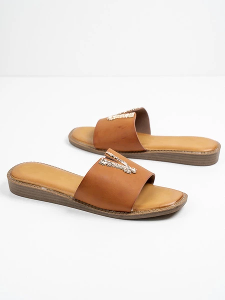 Modne klapki damskie Versa w kolorze Camel