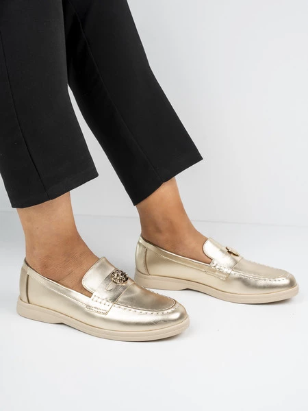Mokasyny eleganckie ze złotą ozdobą w kolorze Gold