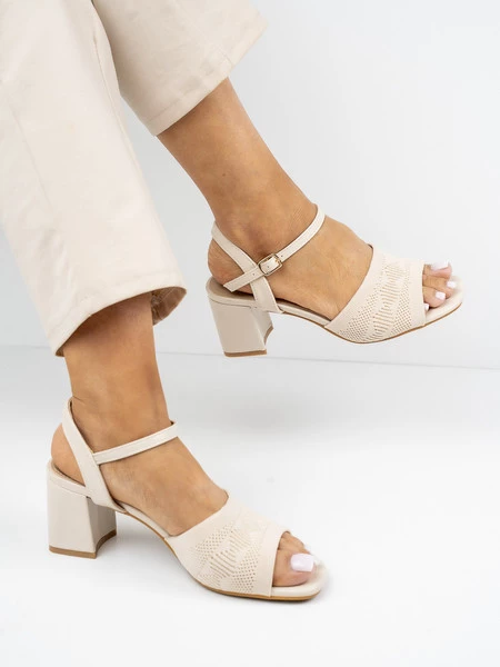 Sandały na obcasie z ażurowym wzorem w kolorze Beige