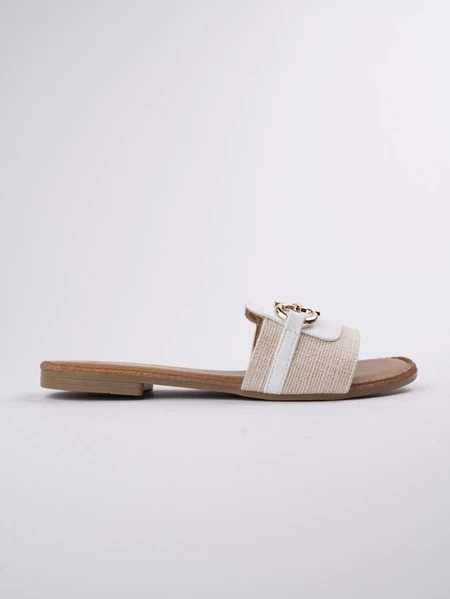 Klapki eleganckie z ozdobną klamrą w kolorze White