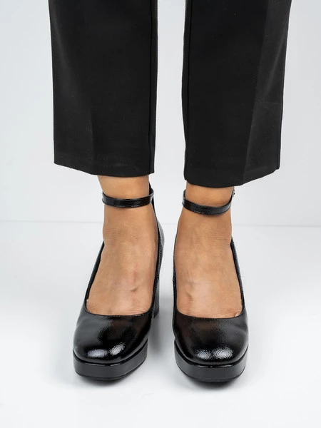 Czółenka damskie na obcasie z paskiem w kolorze Black