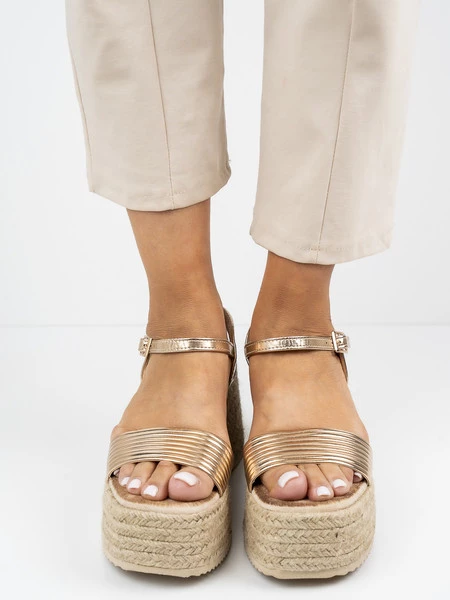 Sandały na koturnie z plecionki w kolorze Champagne