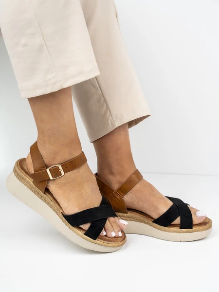 Sandały na koturnie z paskami krzyżowymi w kolorze Black