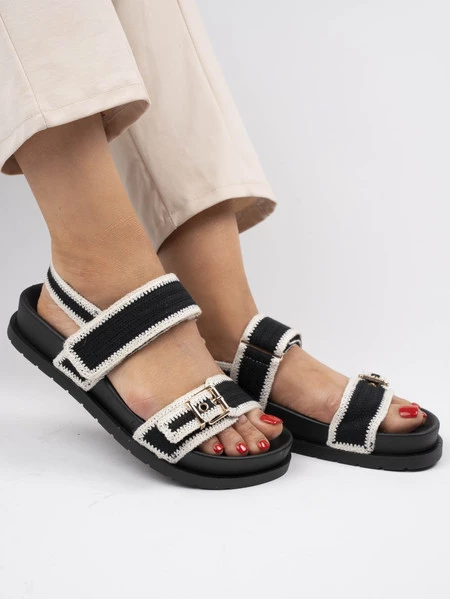 Klapki na koturnie z brokatem i klamrami Black