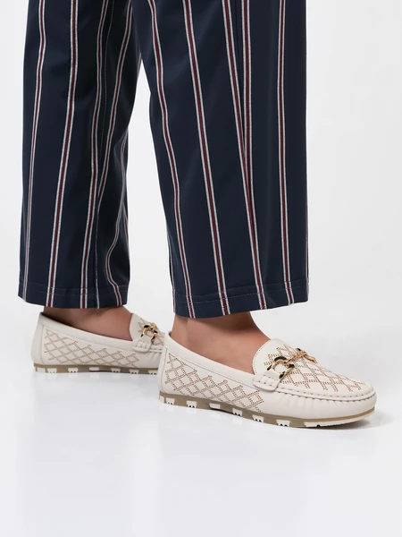 Damskie Mokasyny LIA WHITE – Ażurowy Wzór i Elegancki Akcent