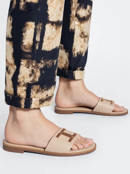 Klapki skórzane damskie z metalicznym zdobieniem Beige