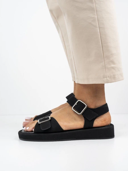 Sandały płaskie z dużymi klamrami w kolorze Black