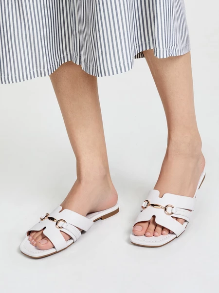 Klapki płaskie z metalową ozdobą White