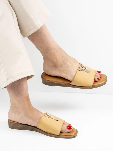 Modne klapki damskie w kolorze Beige