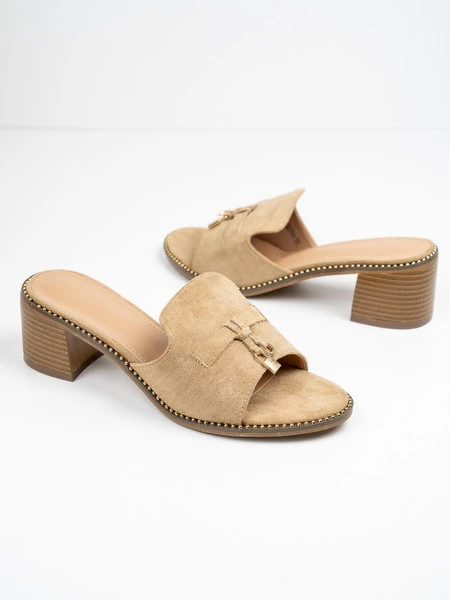 Klapki na obcasie eleganckie z ozdobnym detalem w kolorze Khaki