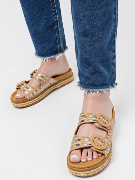 Klapki damskie na koturnie z plecioną cholewką w kolorze Beige