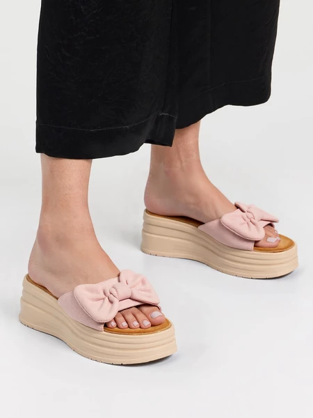 Klapki damskie BOW PINK – na wysokiej platformie, modne i wygodne