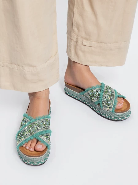 Klapki na koturnie z plecionką GREEN