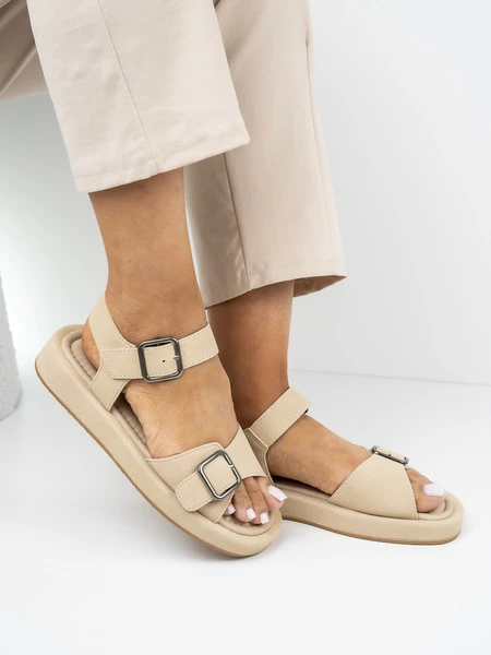 Sandały płaskie damskie z klamrą w kolorze Apricot