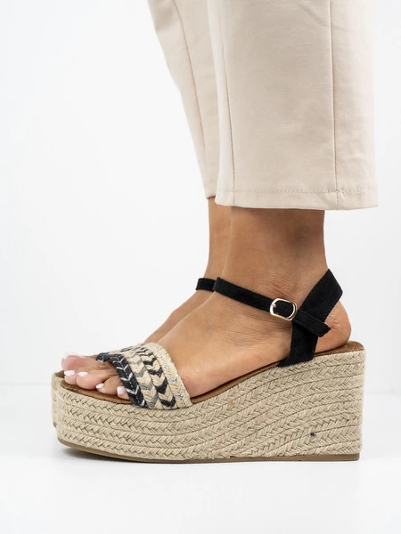 Sandały na koturnie z plecionym paskiem w kolorze Black