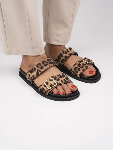 Klapki damskie z regulowaną klamrą w kolorze Leopard