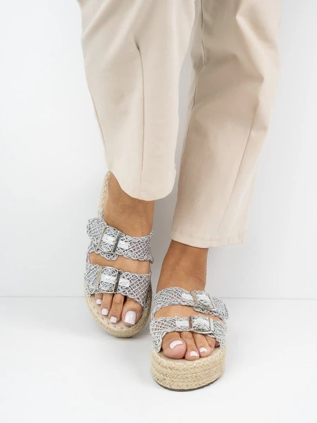 Klapki na koturnie damskie z plecionką w kolorze Silver