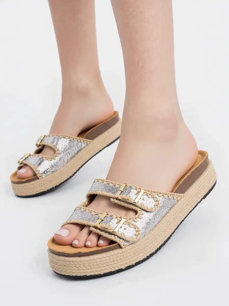 Klapki na koturnie z podwójnymi klamrami Silver