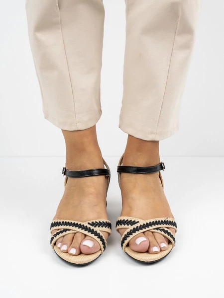 Sandały z paskami i plecionym wzorem w kolorze Black
