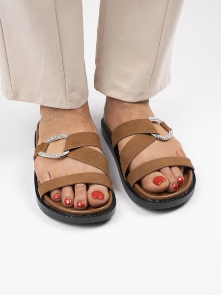 Klapki zamszowe z ozdobną klamrą Camel