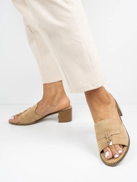 Klapki na obcasie eleganckie z ozdobnym detalem w kolorze Khaki
